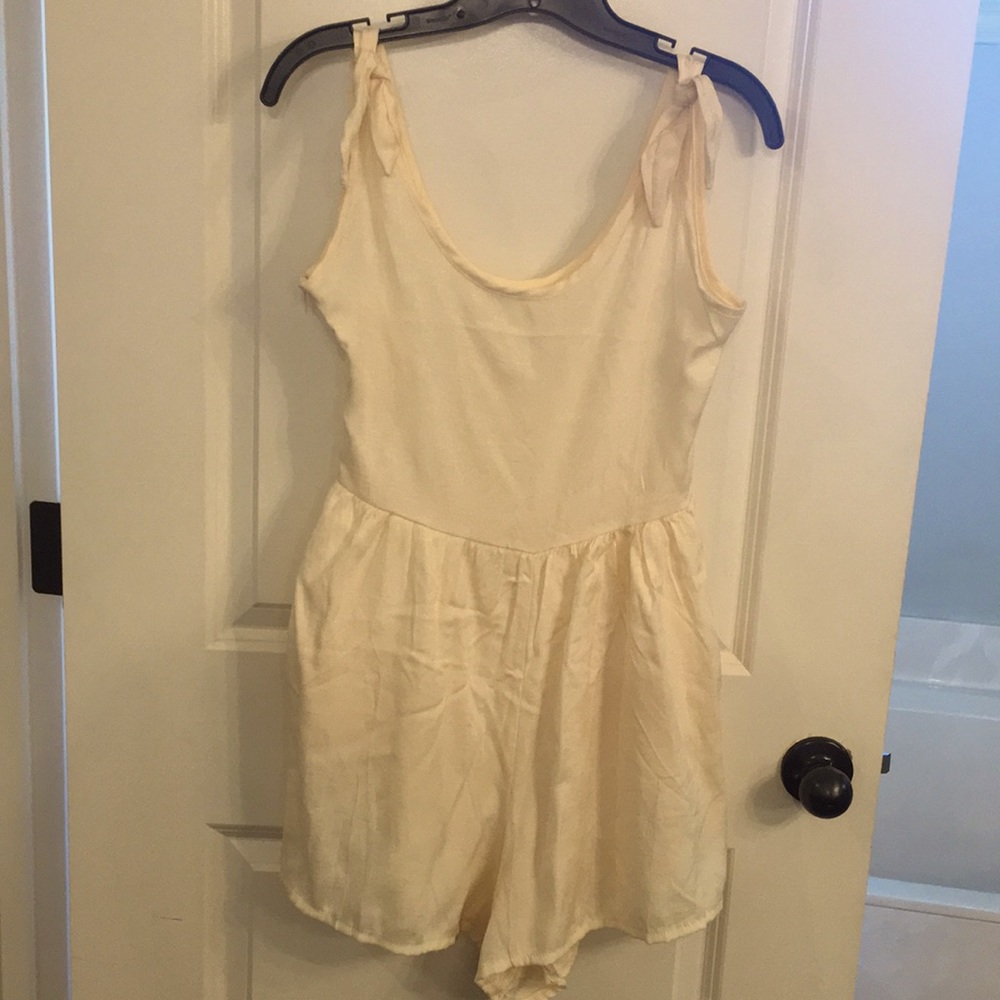 Women’s off white romper M/L NWOT